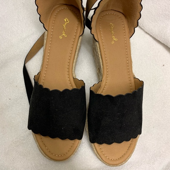 Place scalloped wedges - Picture 3 of 3